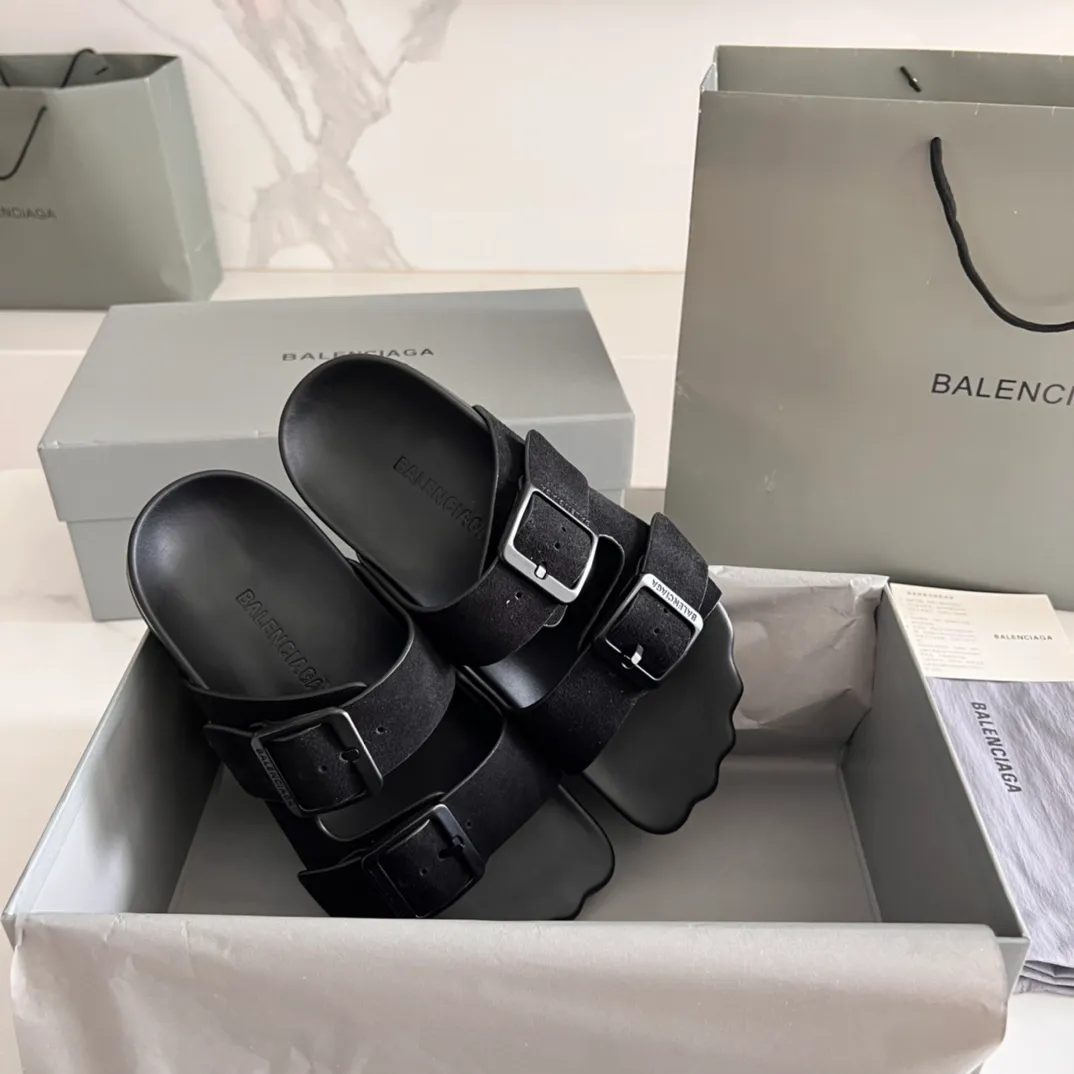 👟👟Ex-factory price 420👟👟 BALENCIAGA Balenciaga sunday mule Birkenstock series Balenciaga’s design style has always been obvious, dark, motorcycle, exaggerated and unusual. This pair of Birkenstocks worn by demna early in the morning are from the s👟👟factory price ring24 series. They have vague five fingers. They are cute and naive and very special. They take into account the concave shape and can also be worn daily. ▪Fabric: cowhide/suede ▪Inner: black cowhide ▪Wrapped leather platform/combination rubber outsole ▪Increased by 3cm ▪Adjust the loose pin buckle on the outside and embossed BALENCIAGA letters ▪Code number: 35-44 (women’s size 40, men’s size 45, customized)